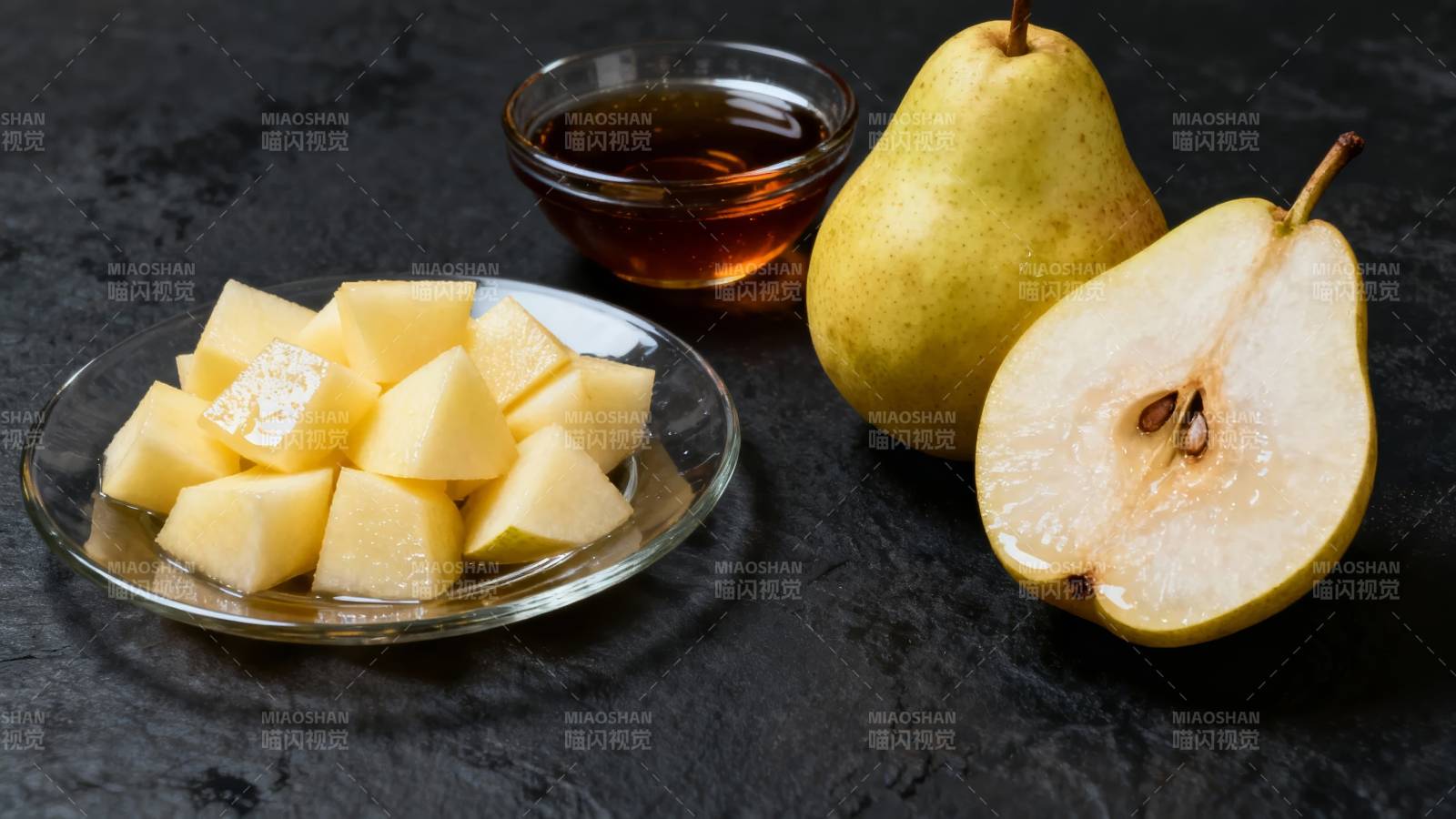 梨块 整梨与蜂蜜小碗图片
