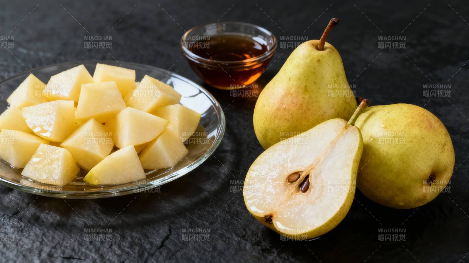 梨块配蜂蜜 清甜润喉佳选图片