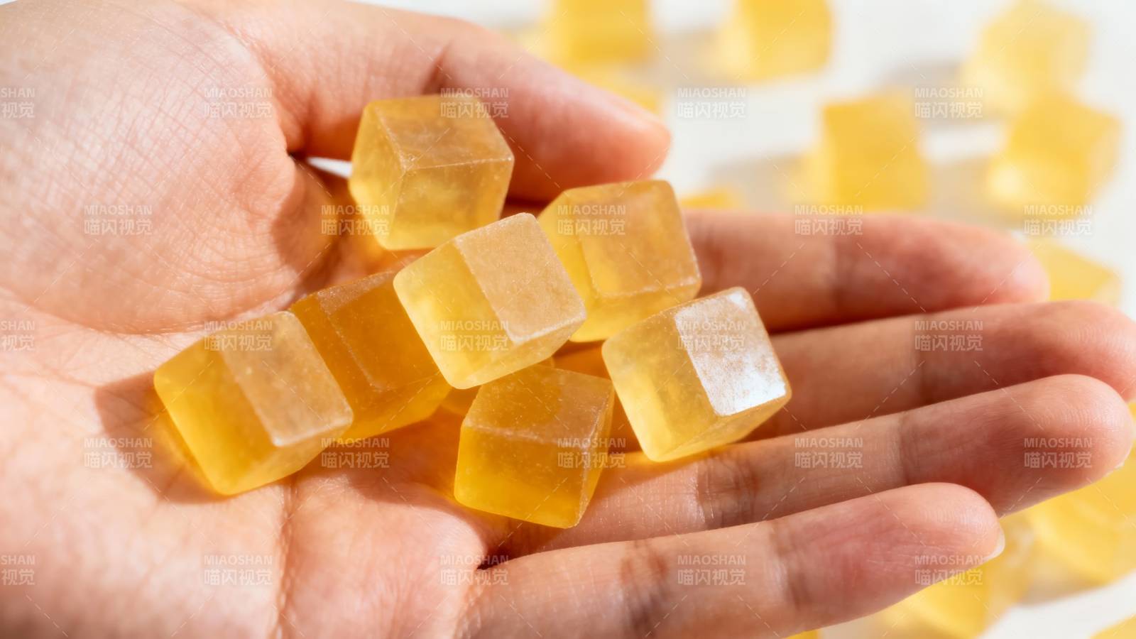 手握金黄软糖 晶莹诱人图片