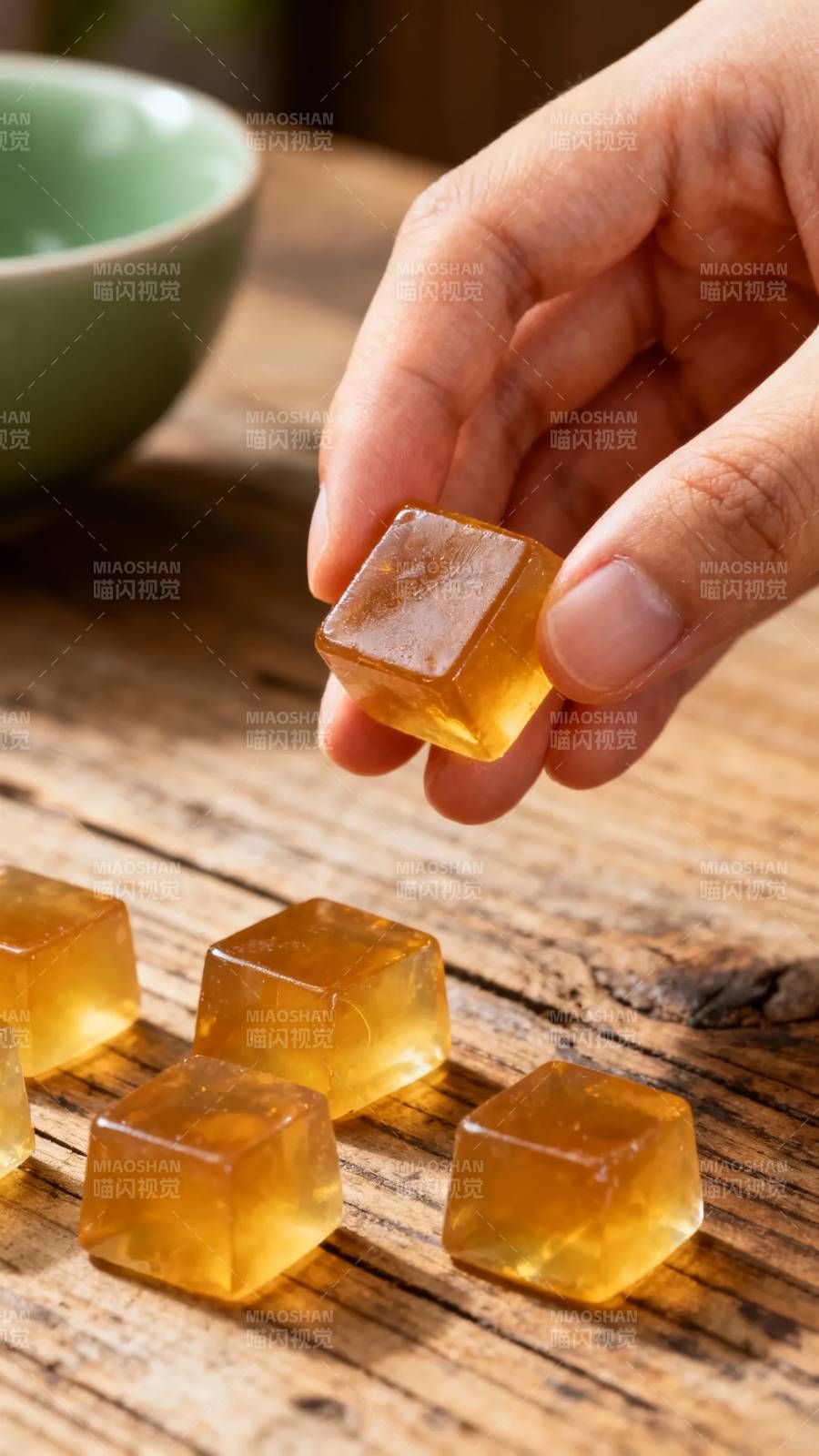 手握琥珀糖 木桌香茗伴图片