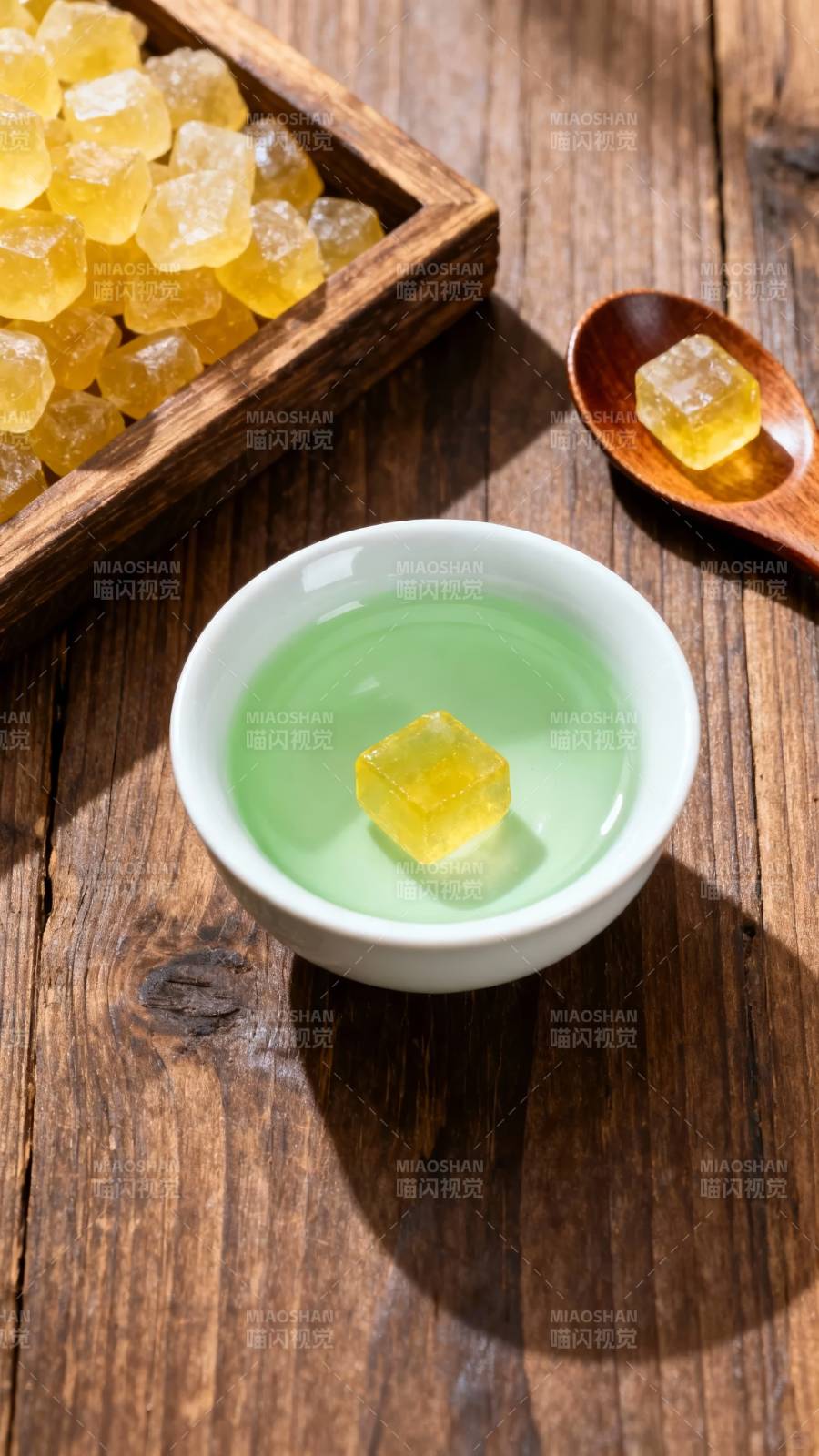 黄冰糖配绿茶 木桌静雅风图片
