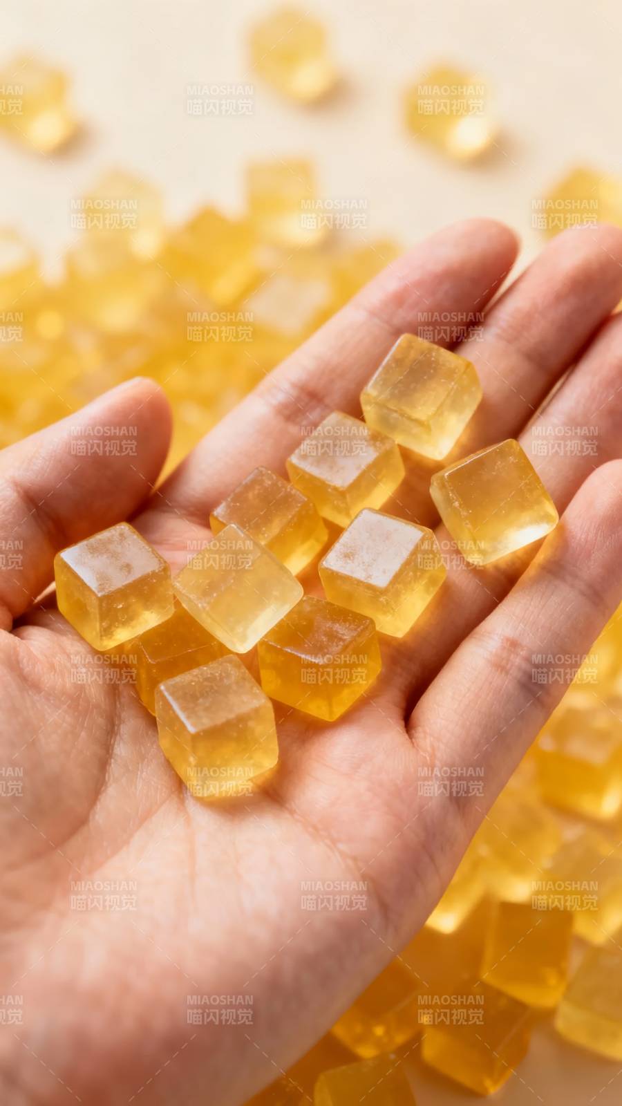 掌心金黄软糖 晶莹剔透图片