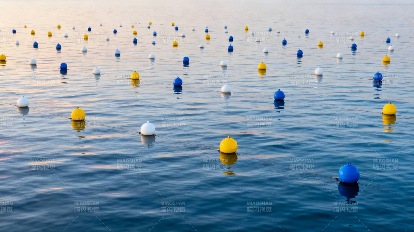海面浮标彩点如星图片
