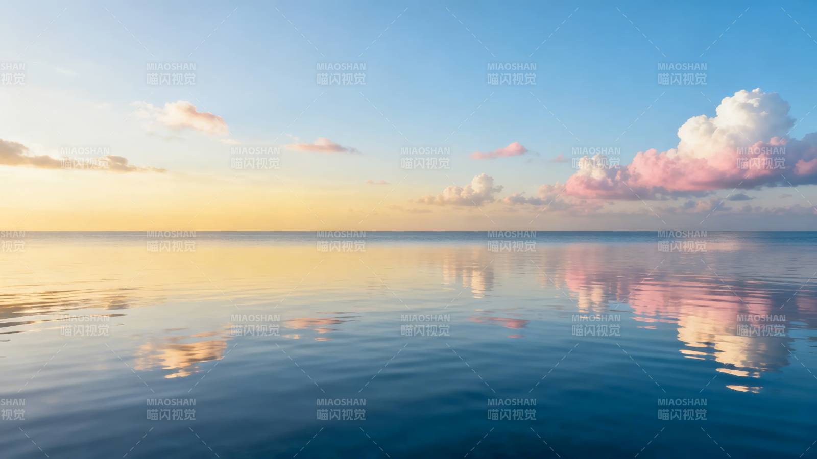 海天相接 云影倒映静美如画图片