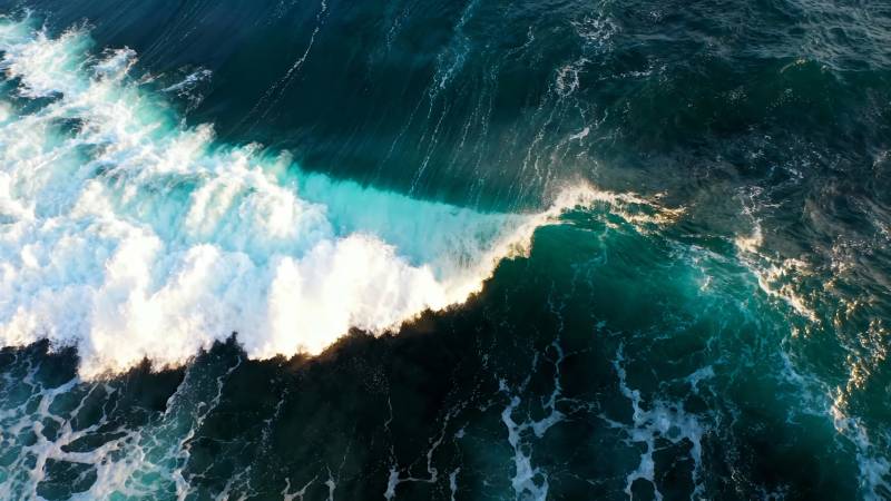 海浪翻滚 碧蓝如翡翠图片
