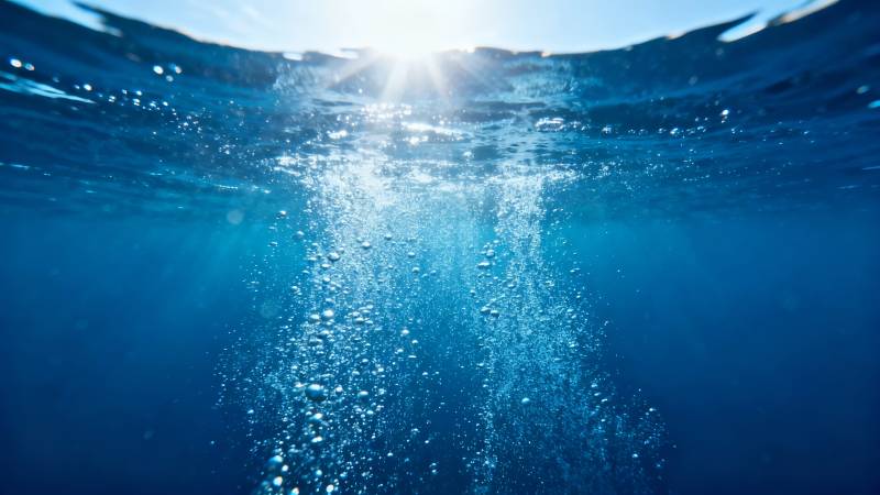 水下阳光 气泡升腾图片