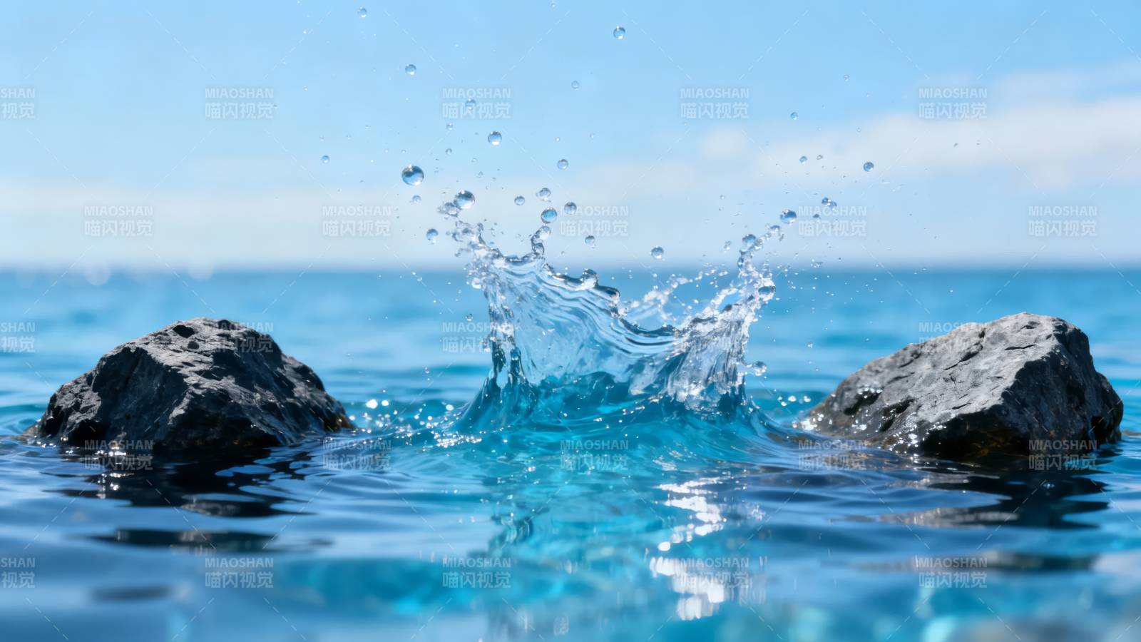 海石间水花飞溅图片