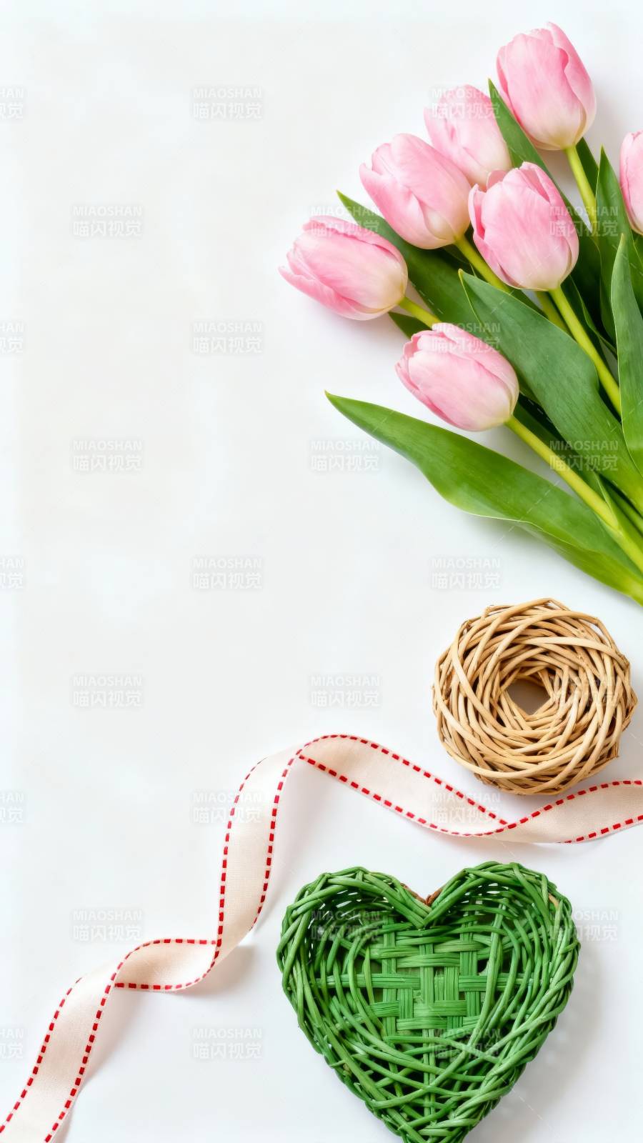 粉 tulip 与绿心藤编静物图片