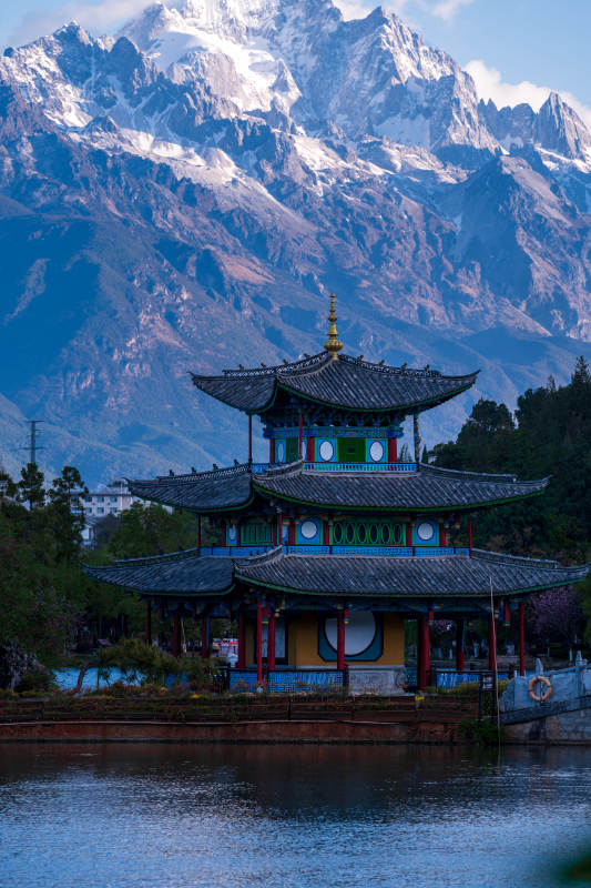 丽江黑龙潭  雪山映古亭 水静景如画图片