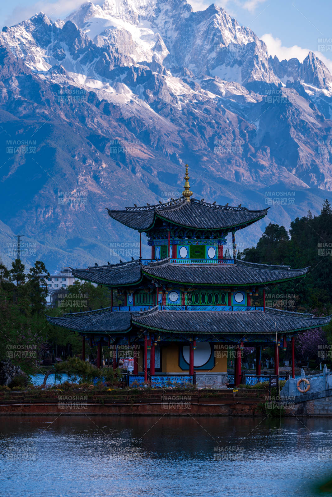 丽江黑龙潭  雪山映古亭 水静景如画图片