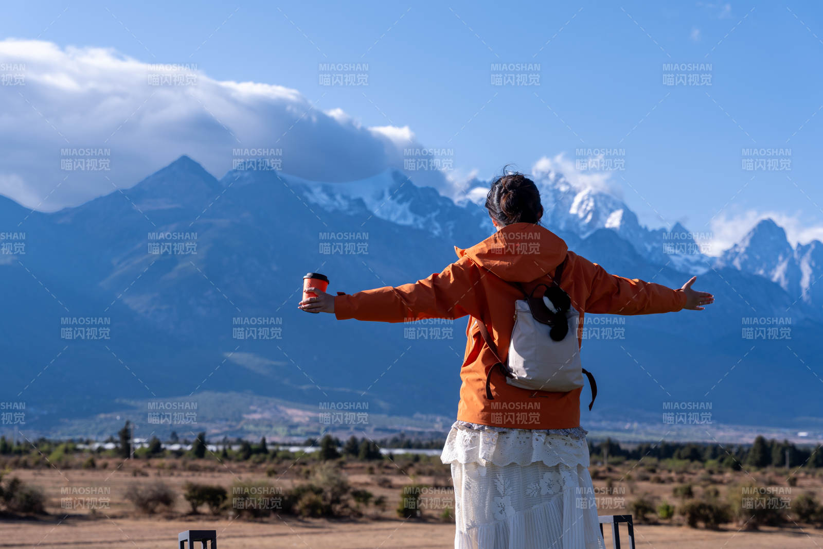 玉龙云山 拥抱雪山 心向远方图片