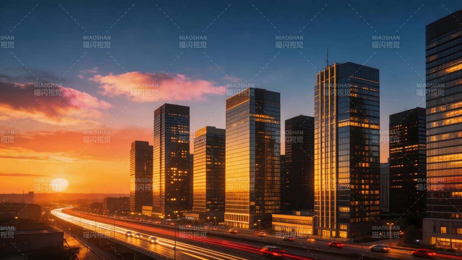 夕阳下的都市天际线图片