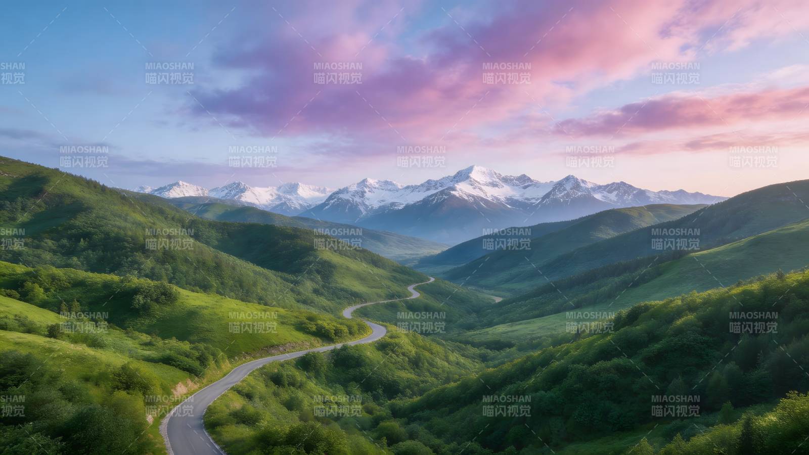 青山 winding 路 雪峰映霞光图片