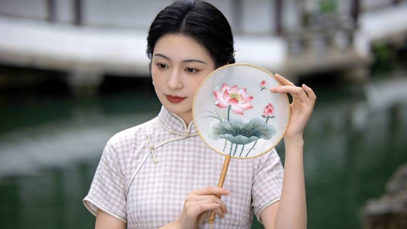 旗袍女子持莲扇 温婉如画图片