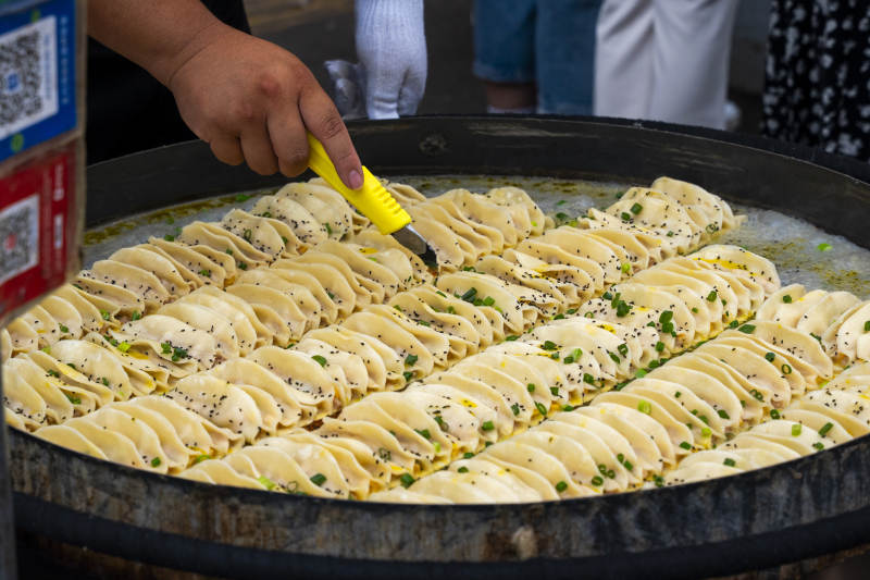 铁锅煎饺 金黄诱人香满街图片