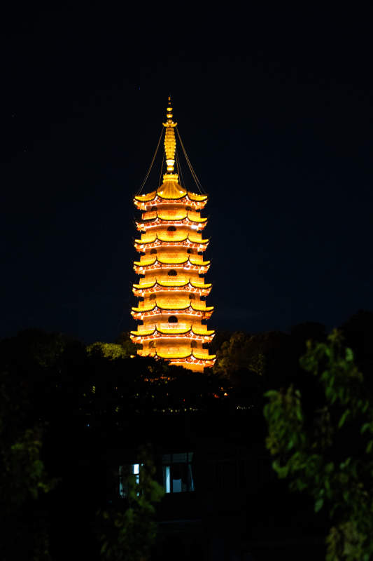 夜灯古塔 金辉映夜空图片