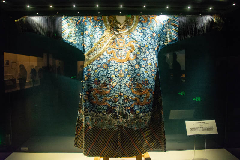 龙袍华服展柜中图片