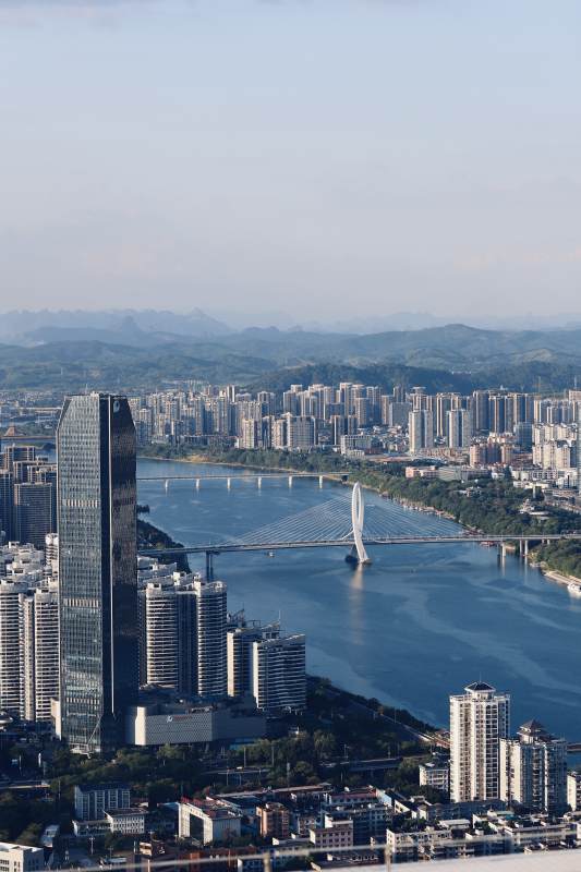 江城桥影 高楼映水天图片