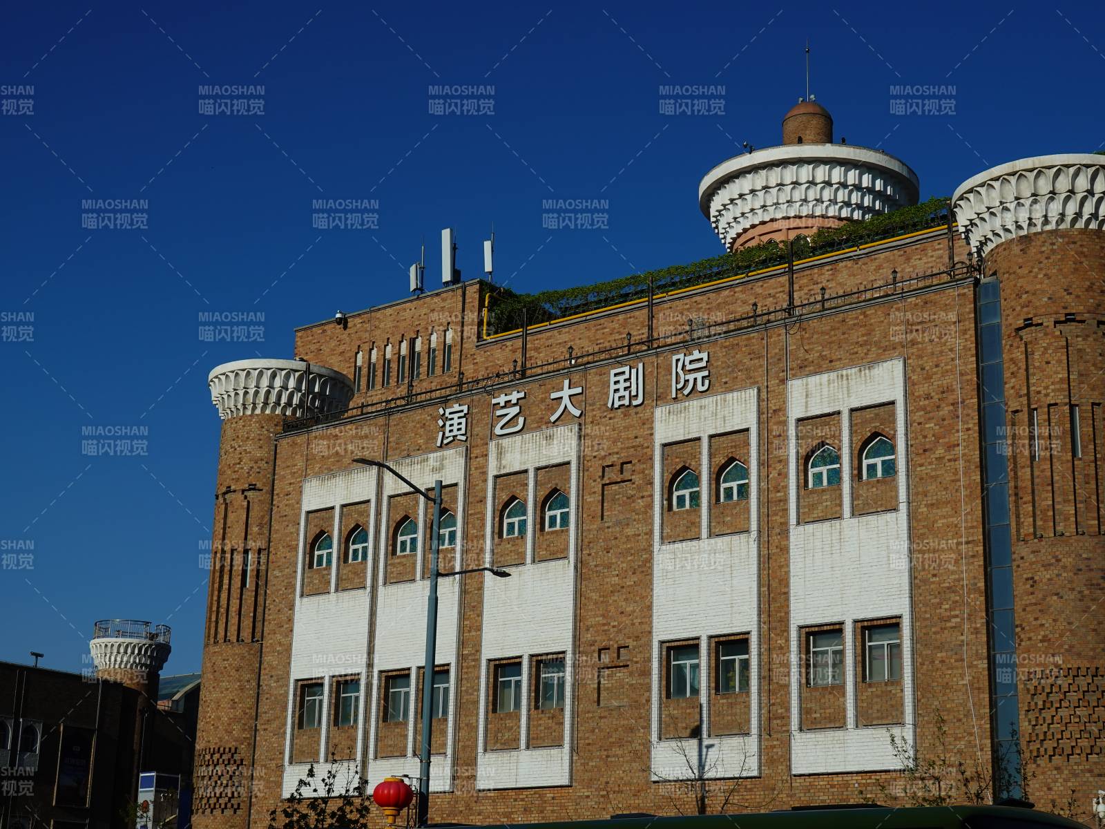 乌鲁木齐 蓝天映衬下的演艺大剧院图片