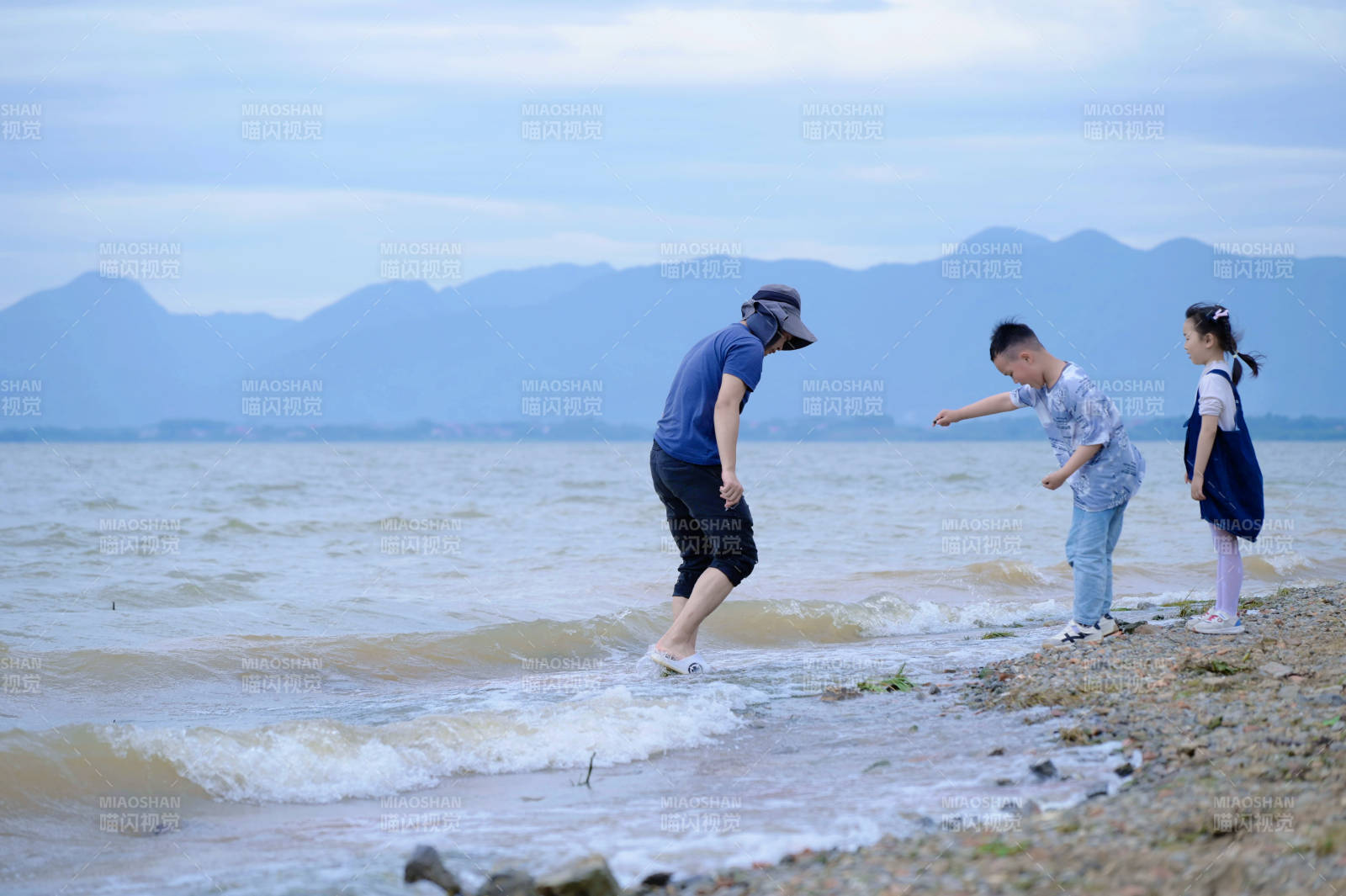 海边嬉戏 童趣盎然图片