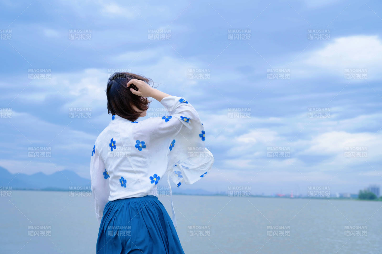 湖畔蓝花衣 手抚发丝静图片