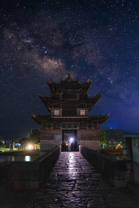 星空下的古塔夜景图片