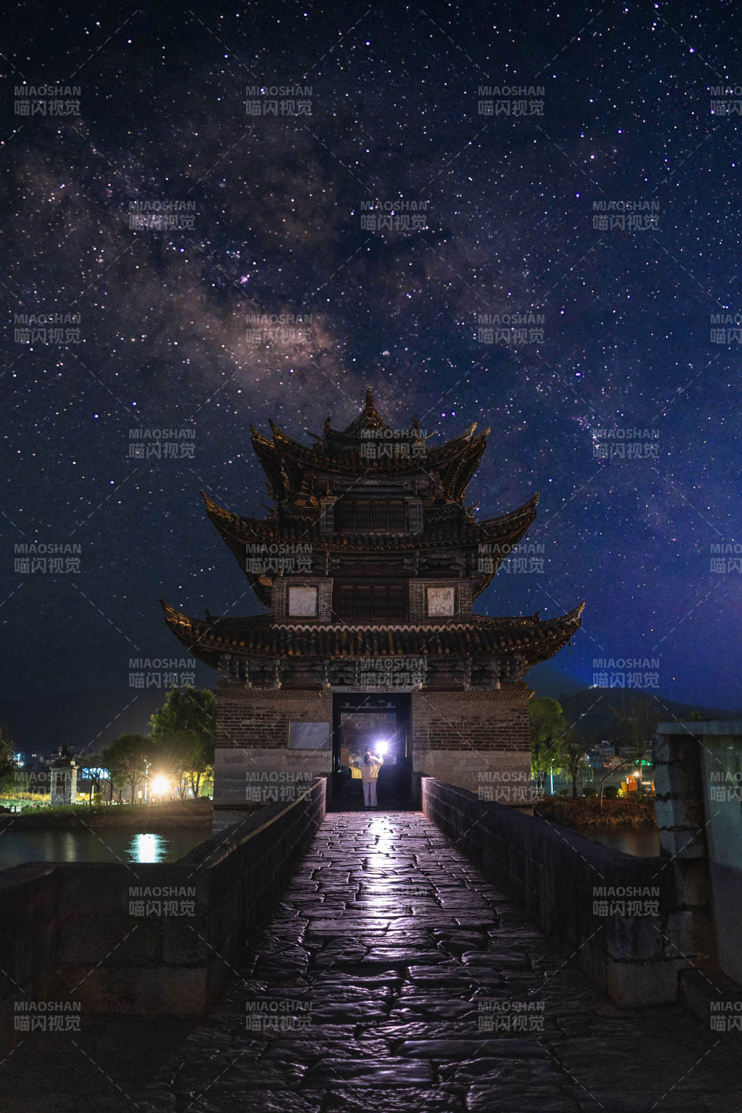 星空下的古塔夜景图片