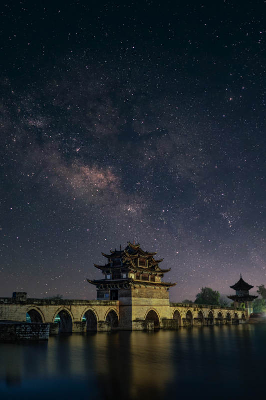 古桥映星河 夜空璀璨如诗图片