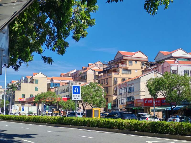 晴日街景 红瓦楼群映蓝天图片
