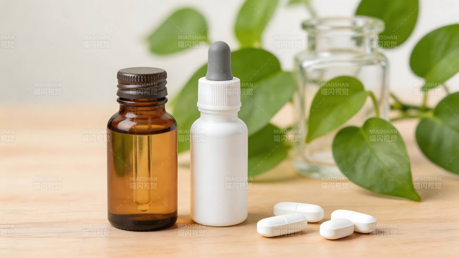 草本药瓶与白色药片静物图图片