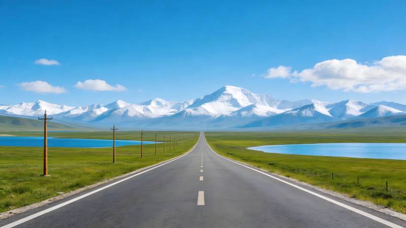 雪山公路 蓝天碧湖伴行图片