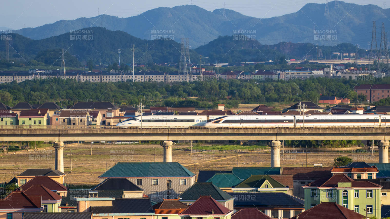 临浦峙山高铁穿乡 山峦环抱图片