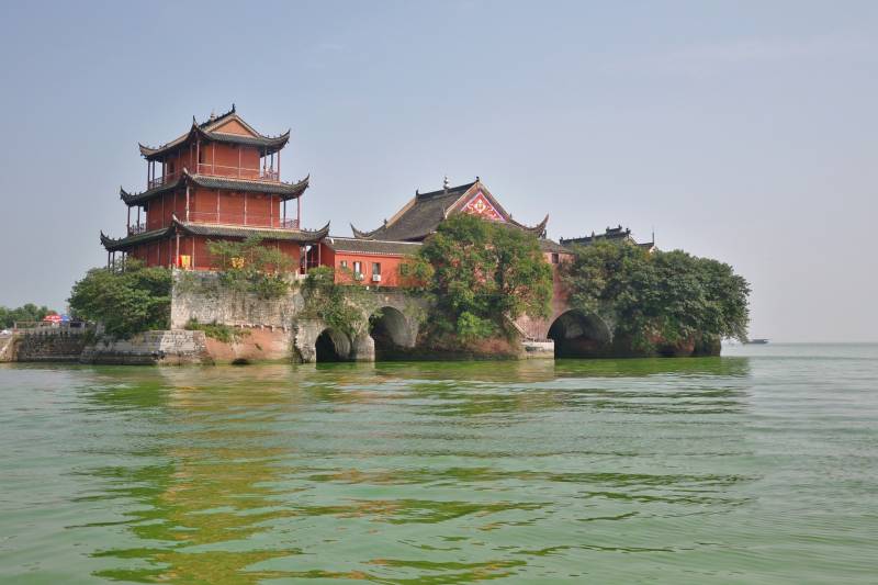 安徽巢湖湖中古寺 红墙映水图片