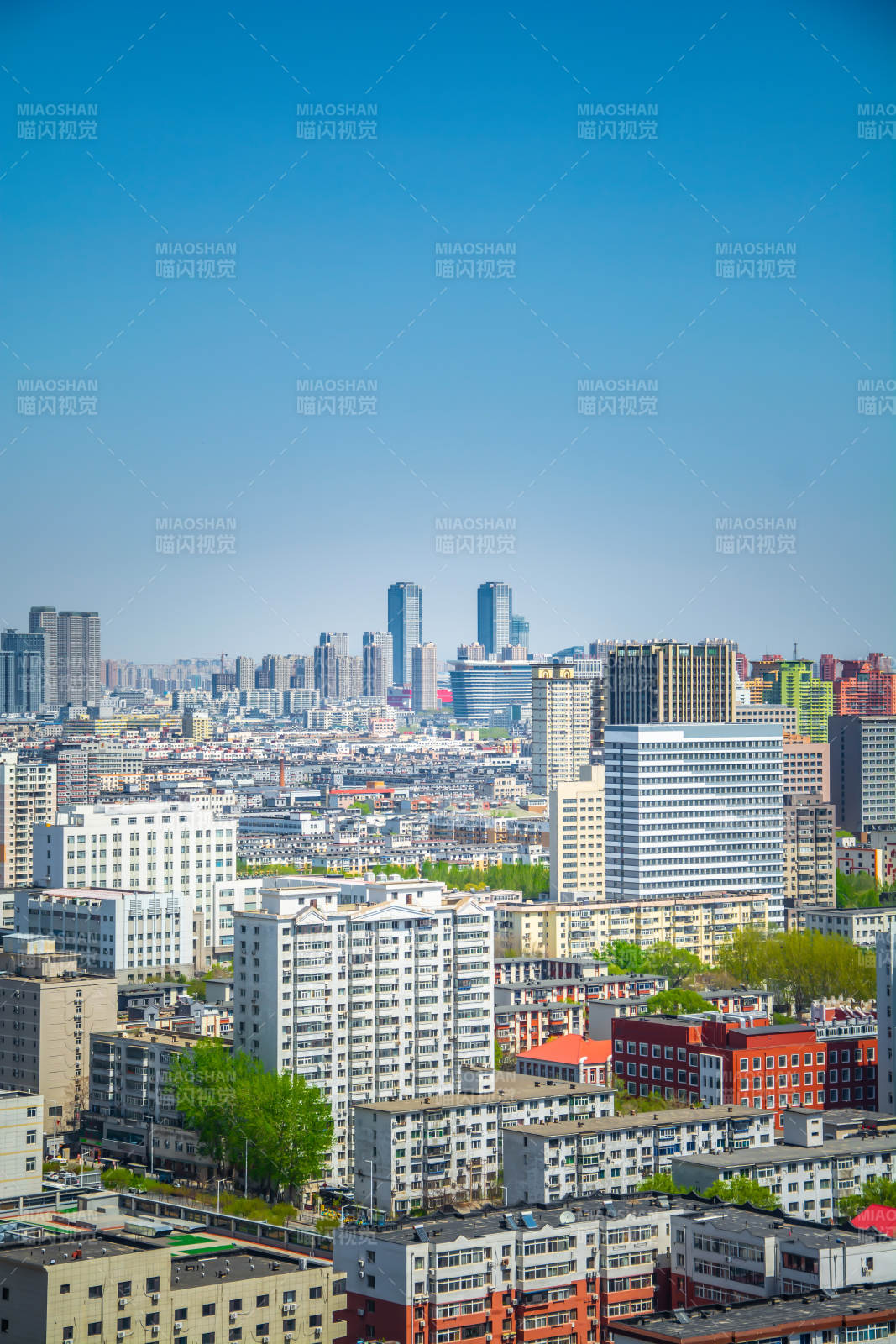 蓝天下的城市全景图图片