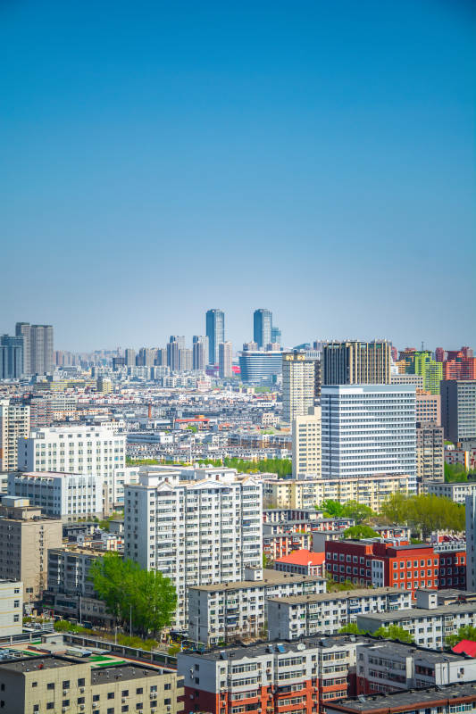 蓝天下的城市全景图图片
