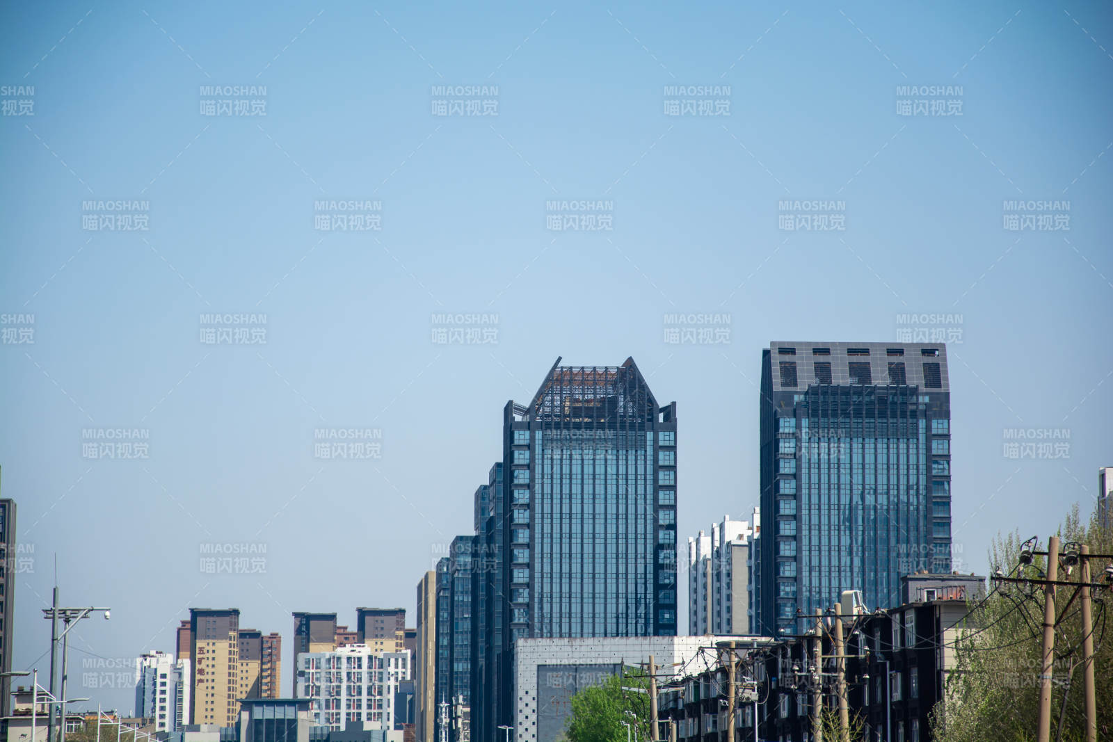 城市高楼林立 蓝天映衬现代都市风貌图片