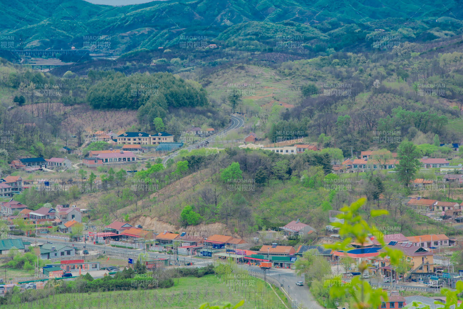 青山环抱小山村图片