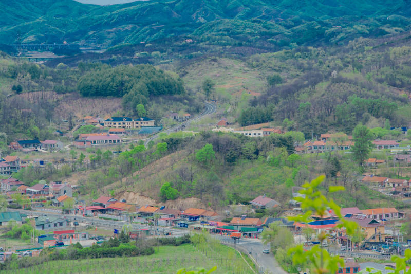 青山环抱小山村图片