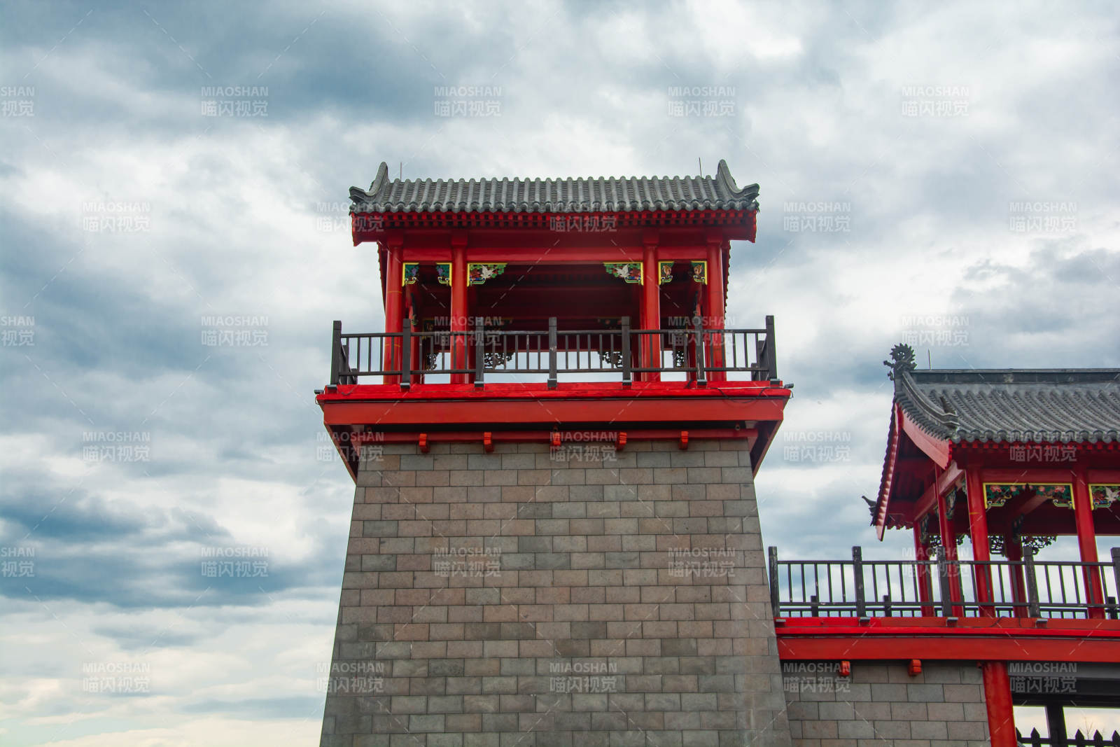 红墙古塔映云空图片