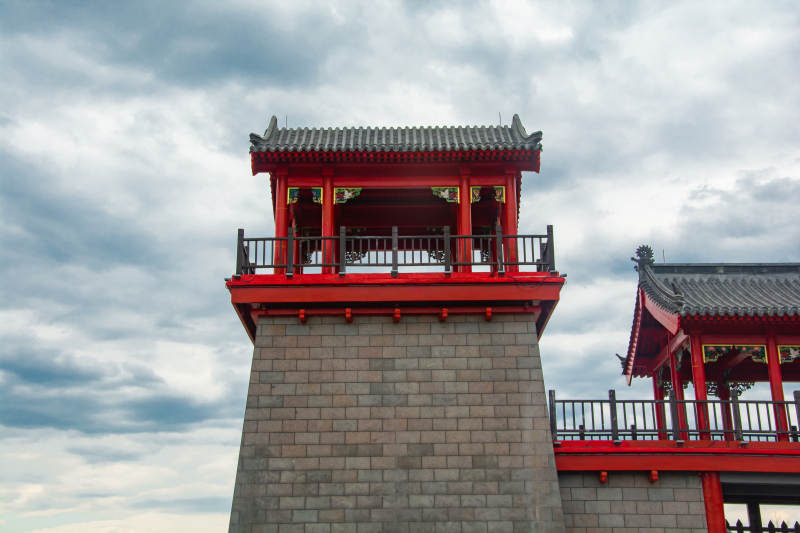 红墙古塔映云空图片