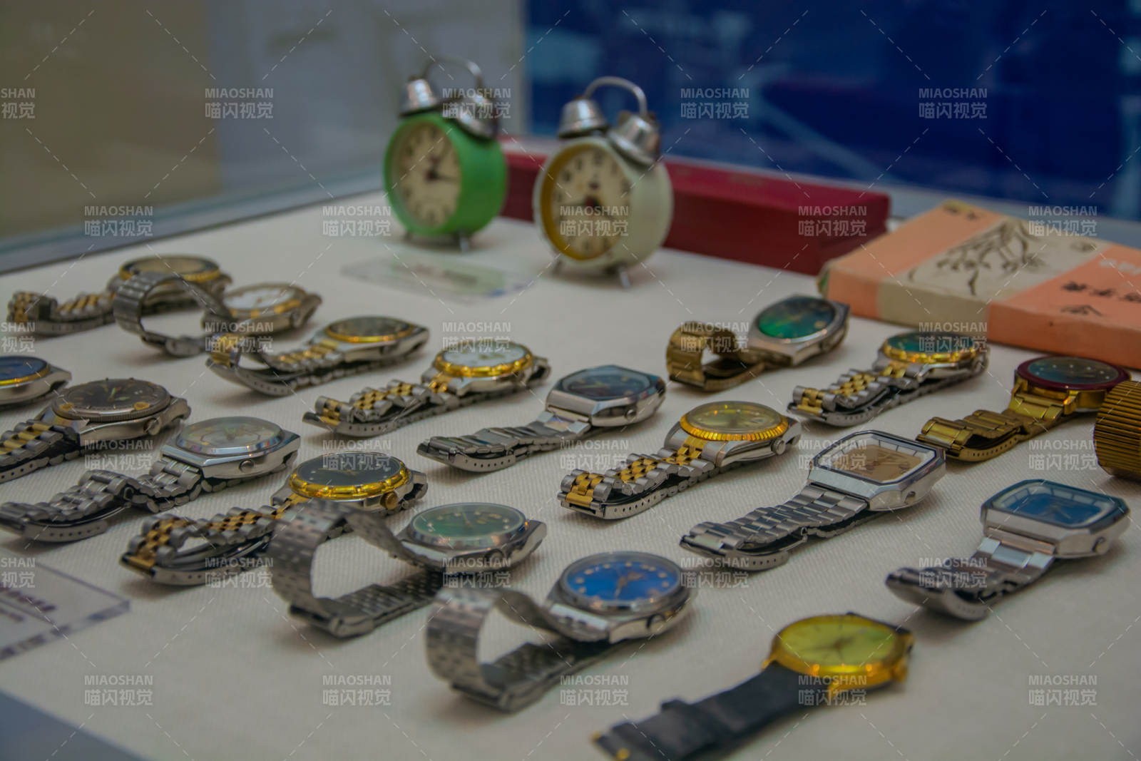 复古手表与闹钟陈列展图片
