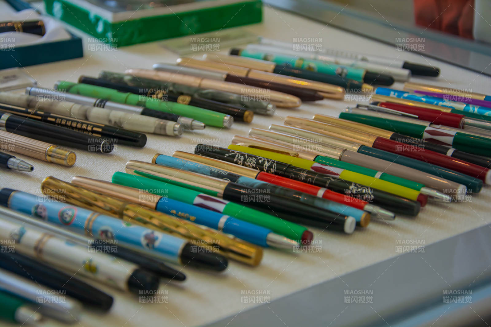 多彩笔具陈列展示图片
