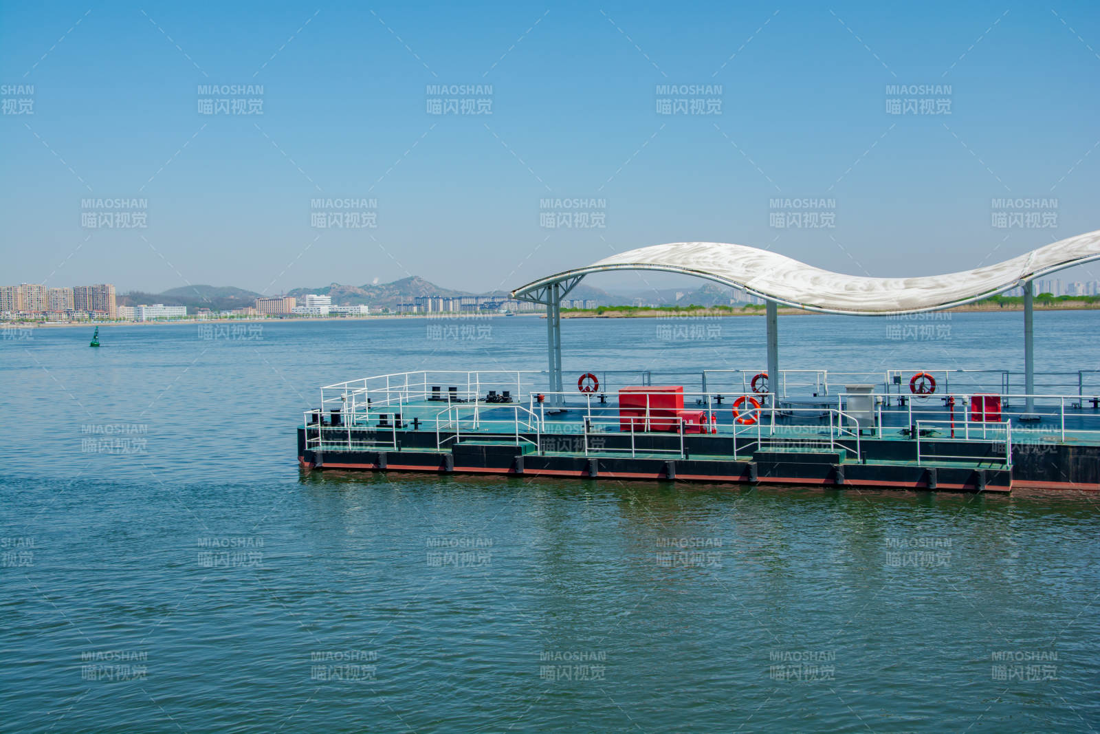 湖畔浮台 白浪遮阳篷图片