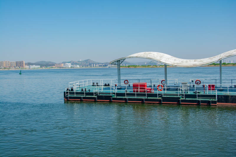 湖畔浮台 白浪遮阳篷图片