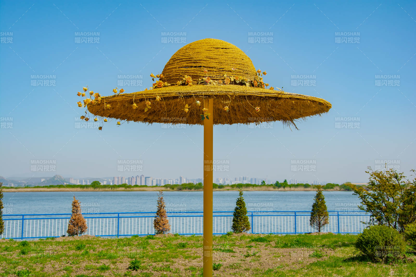 草帽伞立湖畔 蓝天映水景图片