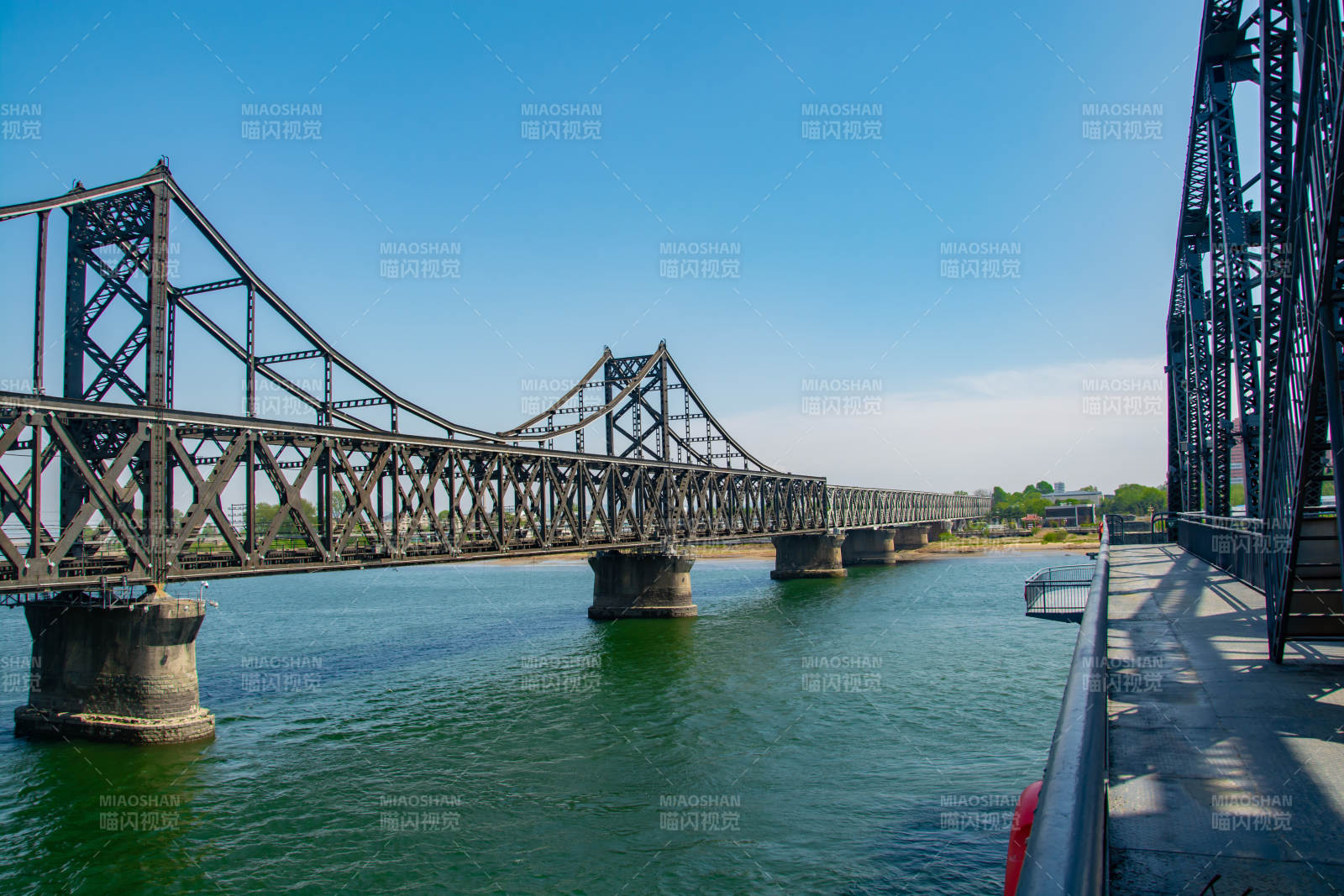 钢铁大桥横跨碧绿水道图片
