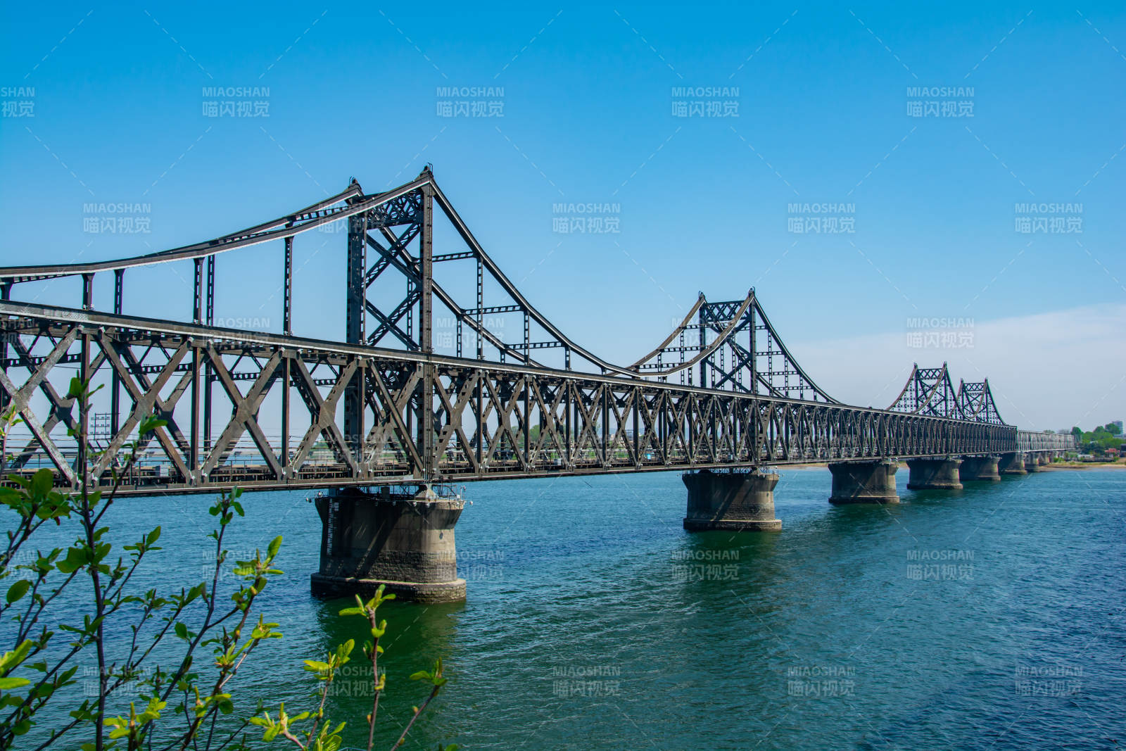 鸭绿江大桥横跨碧水蓝天图片