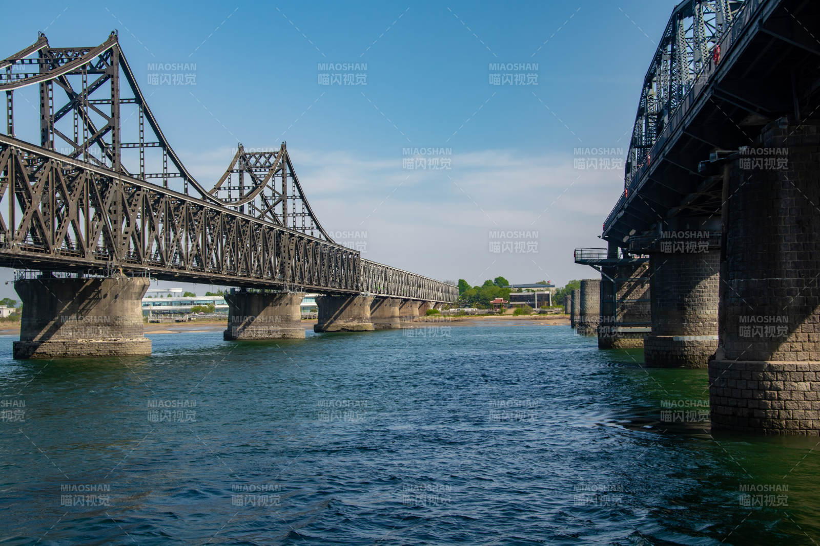 双桥横跨碧水蓝天间图片