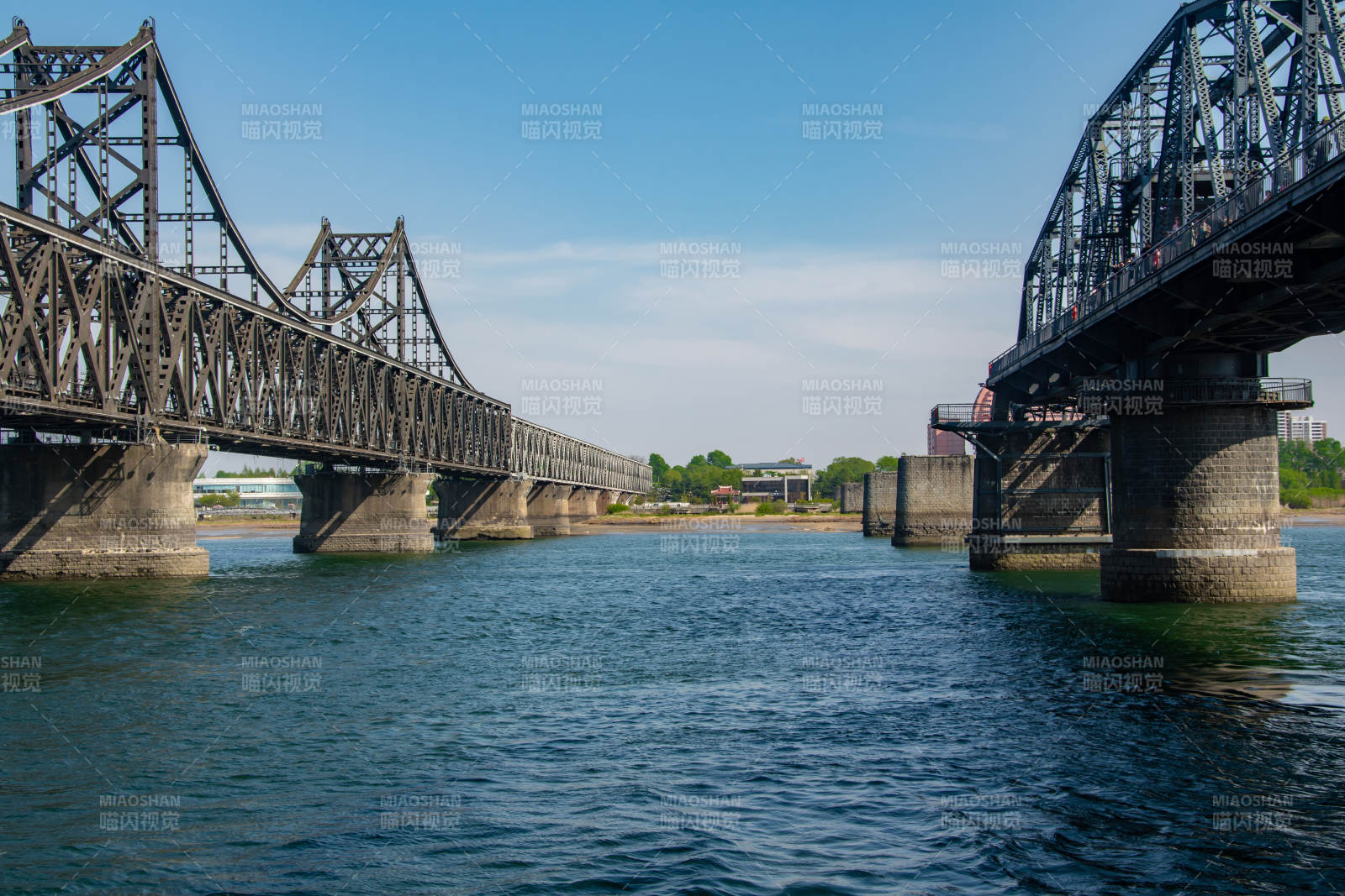 双桥横跨碧水蓝天图片