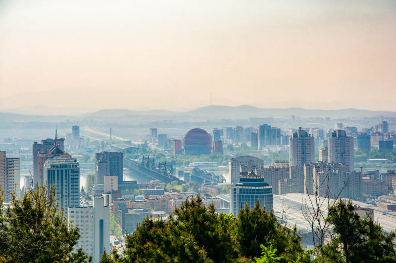 城市全景 远山如黛图片